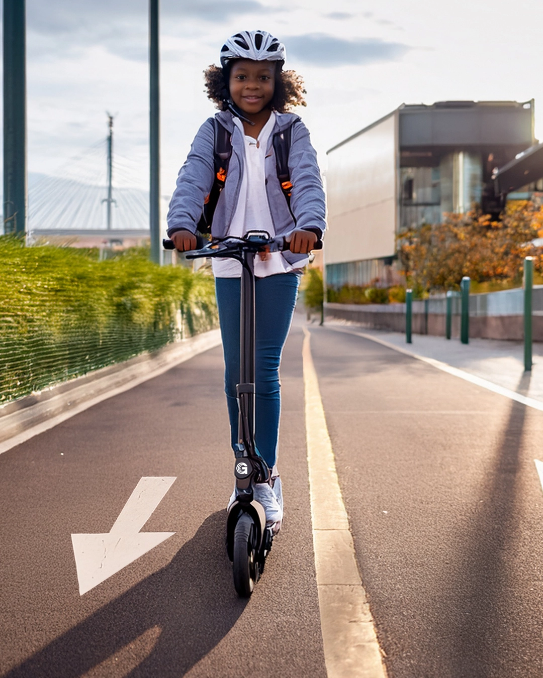 Trottinette électrique sur piste cyclable en ville, illustration de la réglementation EDPM et de l’âge légal à partir de 14 ans